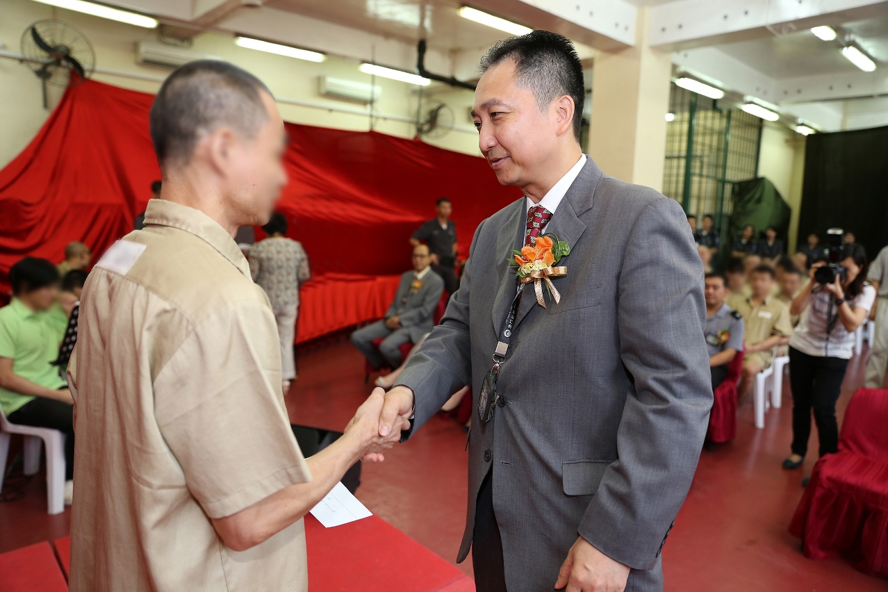 澳門監獄代副獄長吳銳安鼓勵在囚人努力學習，為重返作好準備