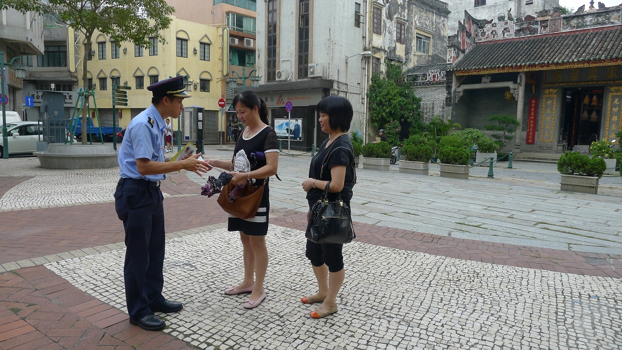 派員到沙梨頭及石排灣一帶各派發防火宣傳單張及海報1