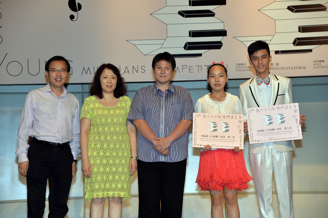二十世紀鋼琴作品高級組第一名及第三名與評判合影