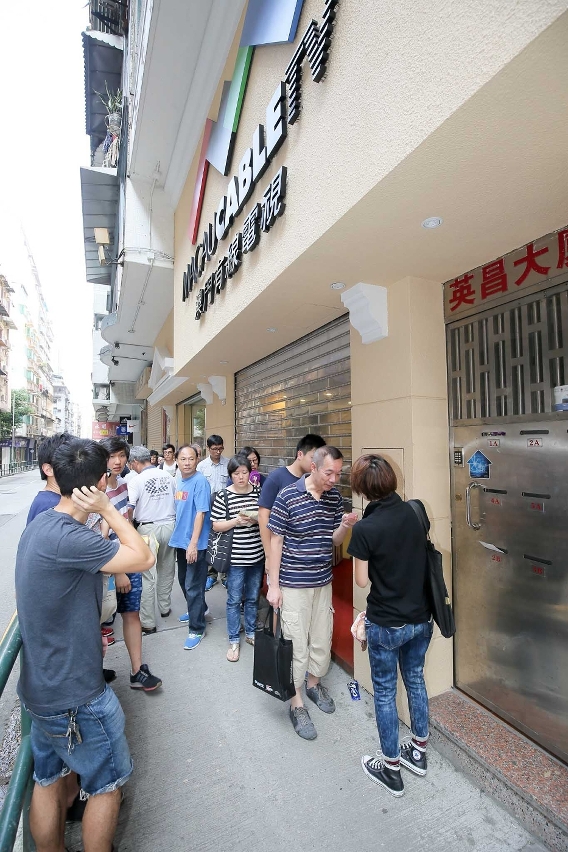 Os funcionários mantêm a ordem e distribuíram senhas em todos os locais de venda de bilhetes, tornando assim mais conveniente a compra e reduzindo os tempos de espera.