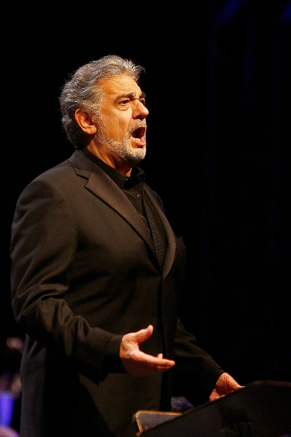 Plácido Domingo é um tenor famoso, conhecido como "Um dos Três Tenores"
