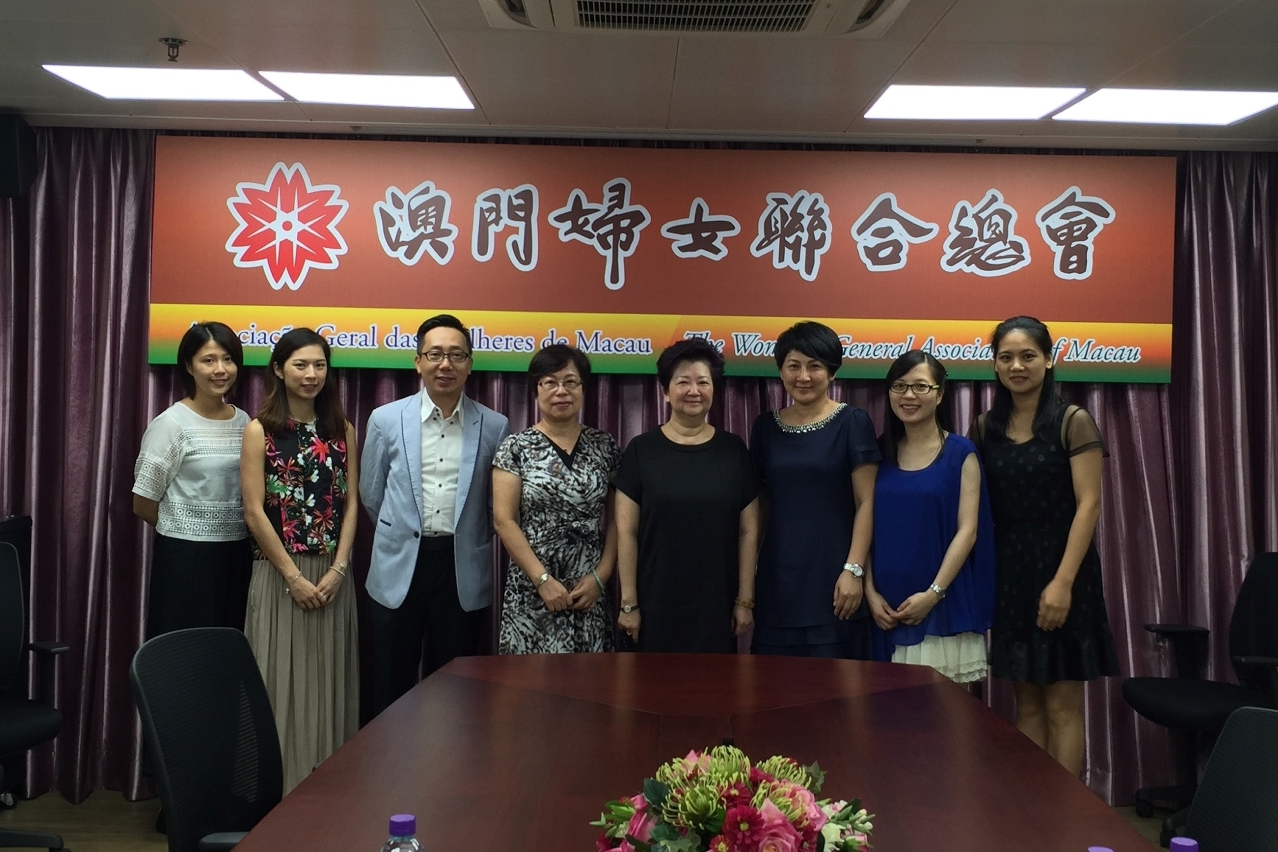 Fotografia da Sra. Eliza Ho, membro do Conselho de Administração da FM e os responsáveis da Associação Geral das Mulheres de Macau.