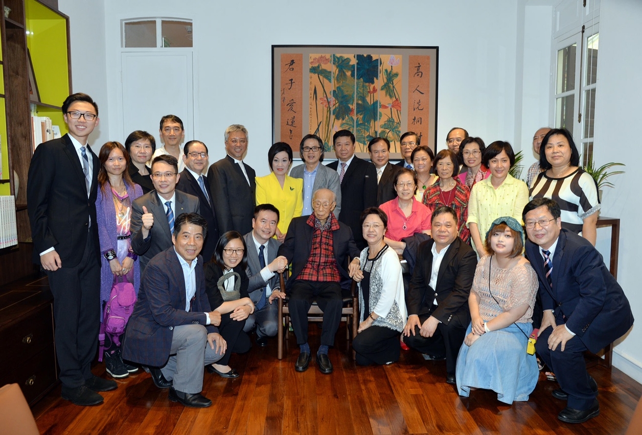 O Professor Jao, diversos familiares do Professor Jao, membros do Jao Tsung-I Petite École Fan Club da Universidade de Hong Kong e convidados dos sectores académicos, artísticos e culturais de Macau