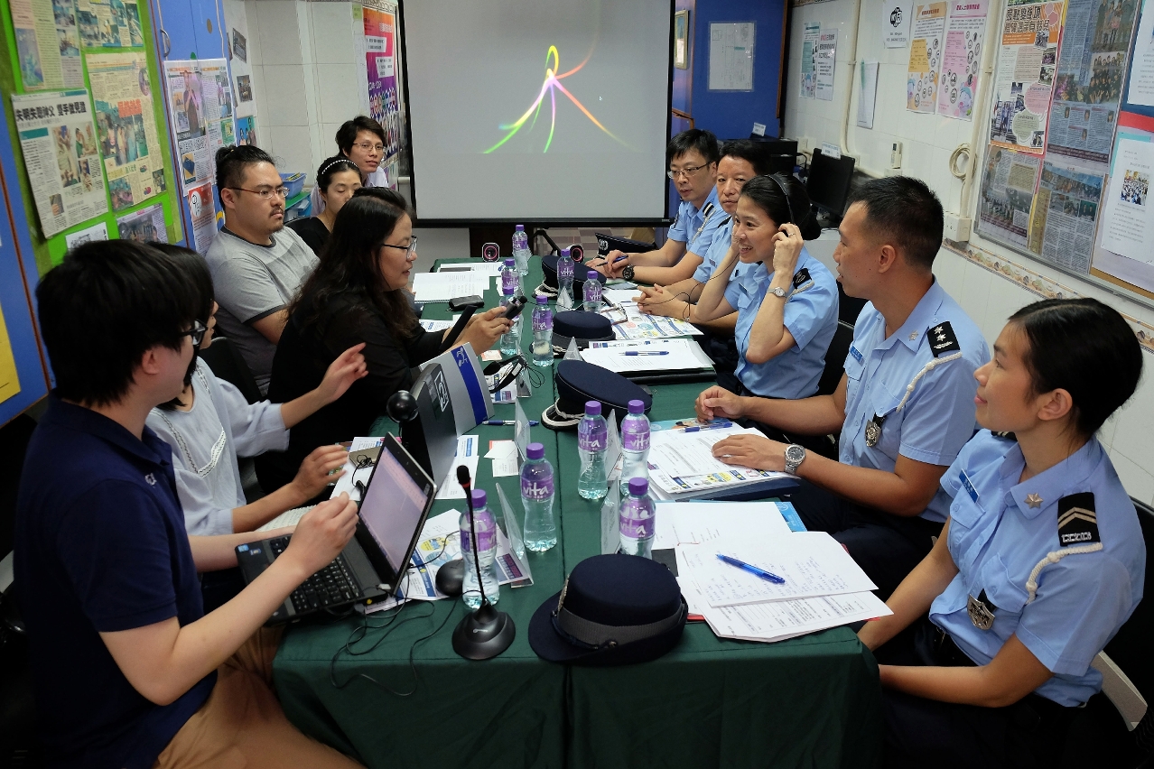 澳門聾人協會代表向治安警察局講解聽覺輔助設備