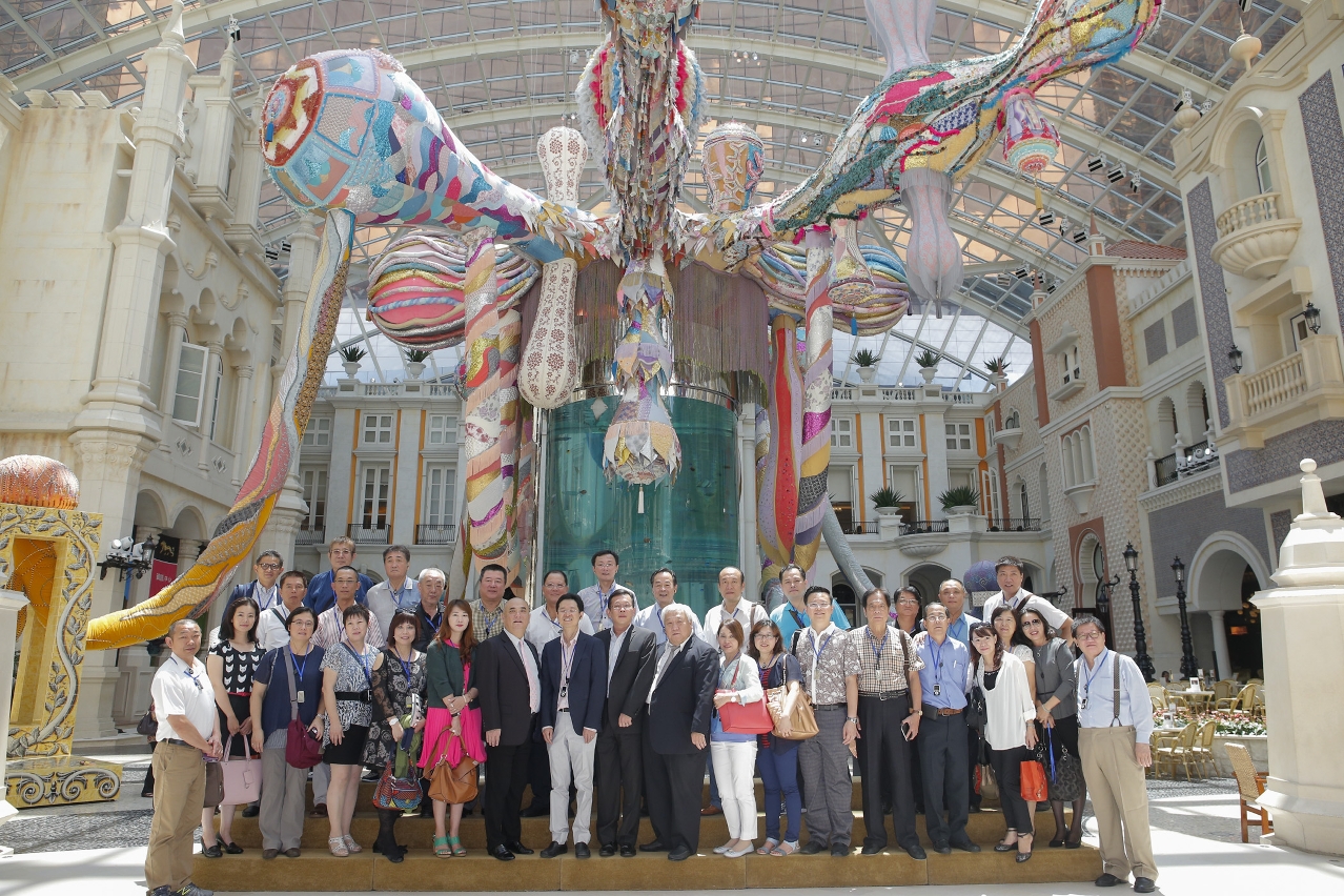 Taiwanese trade delegation visits art exhibition in local hotel