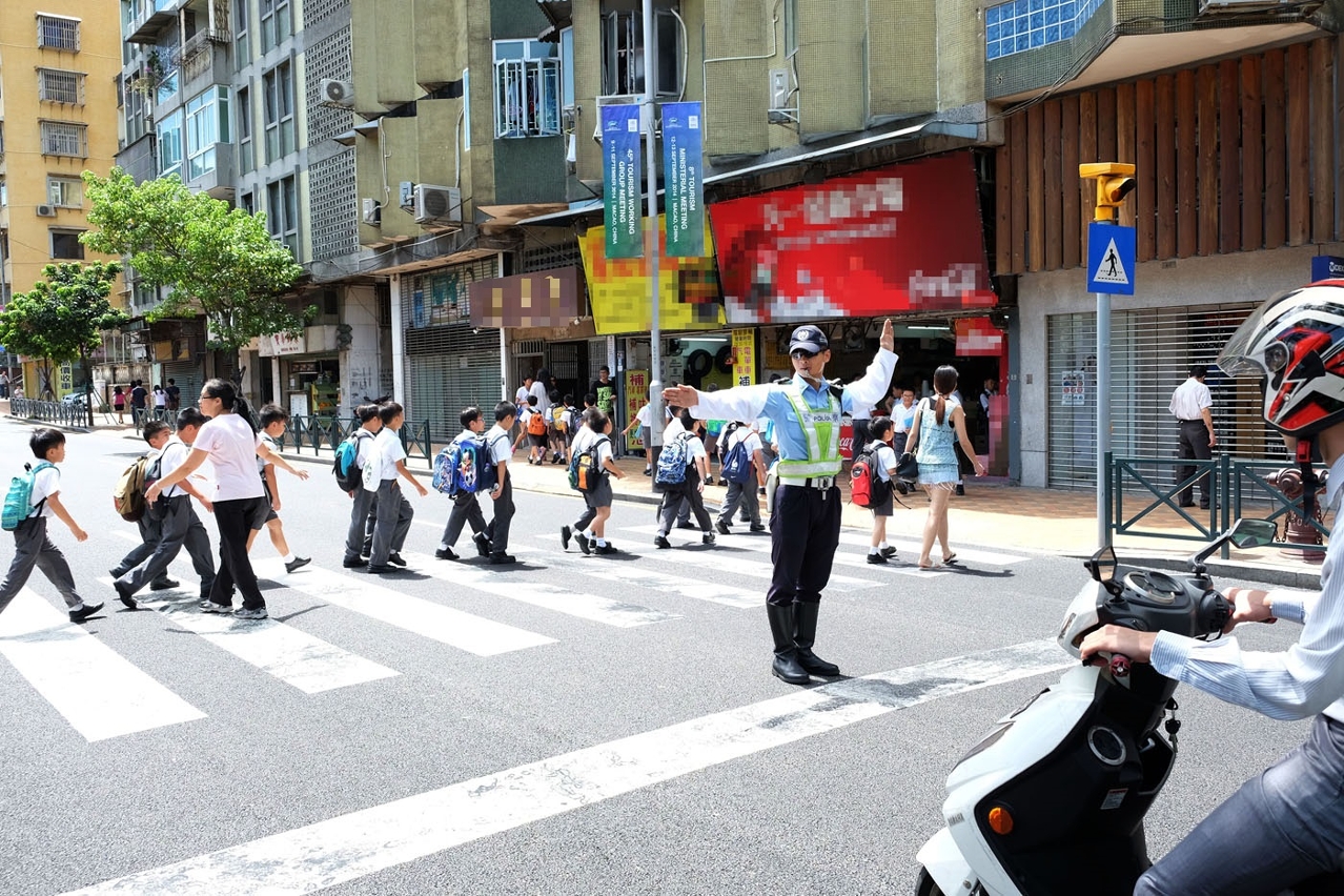 開課初期學童有序橫過馬路