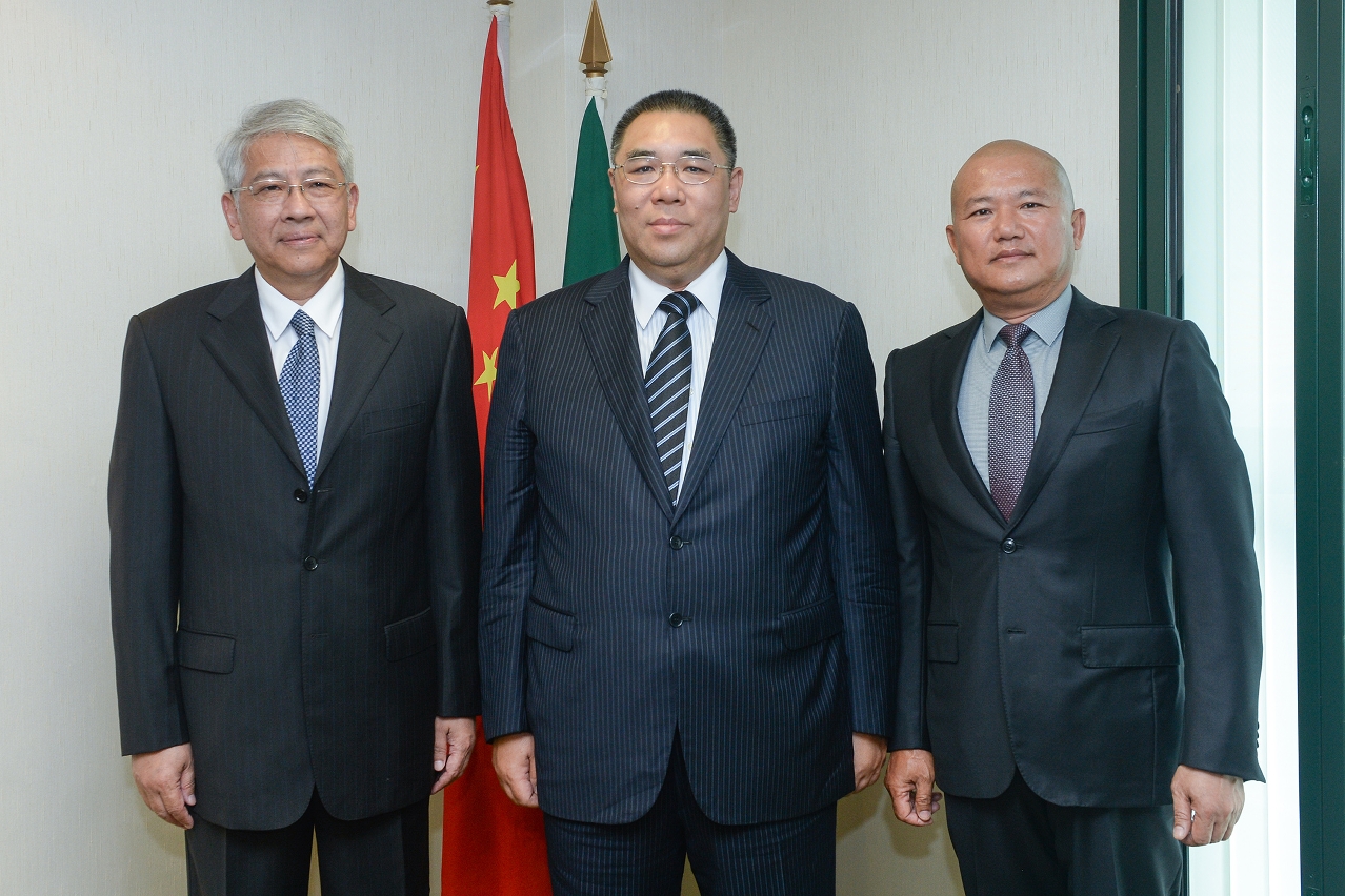 Chefe do Executivo reúne-se com representantes da Universidade da Cidade de Macau