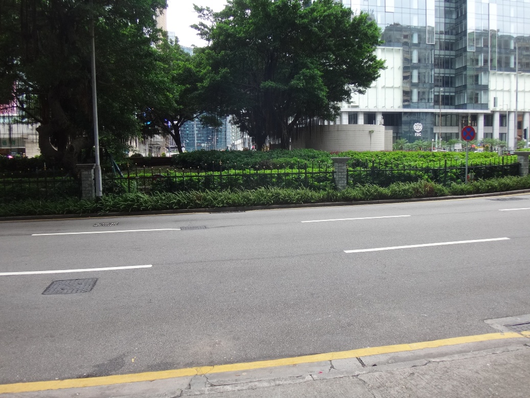 民署於南灣大馬路一段開展鋪設污水渠工程