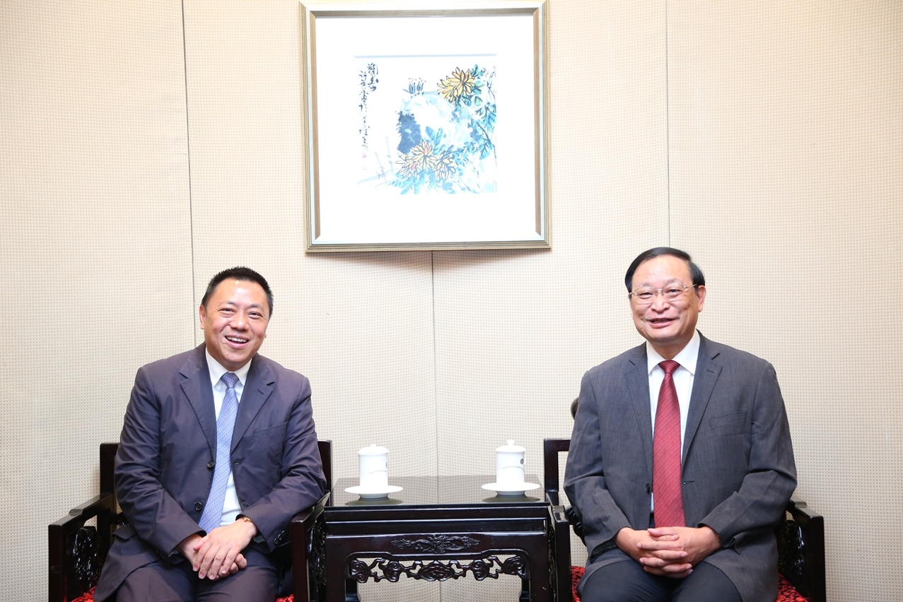 Secretary for Economy and Finance, Mr Leong Vai Tac (left), meets with Deputy Director of the National Health and Family Planning Commission and Director-General of the State Administration of Traditional Chinese Medicine, Mr Wang Guoqiang.