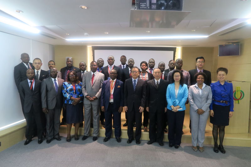 Grupo de fotografia na visita ao Secretariado Permanente do Fórum de Macau