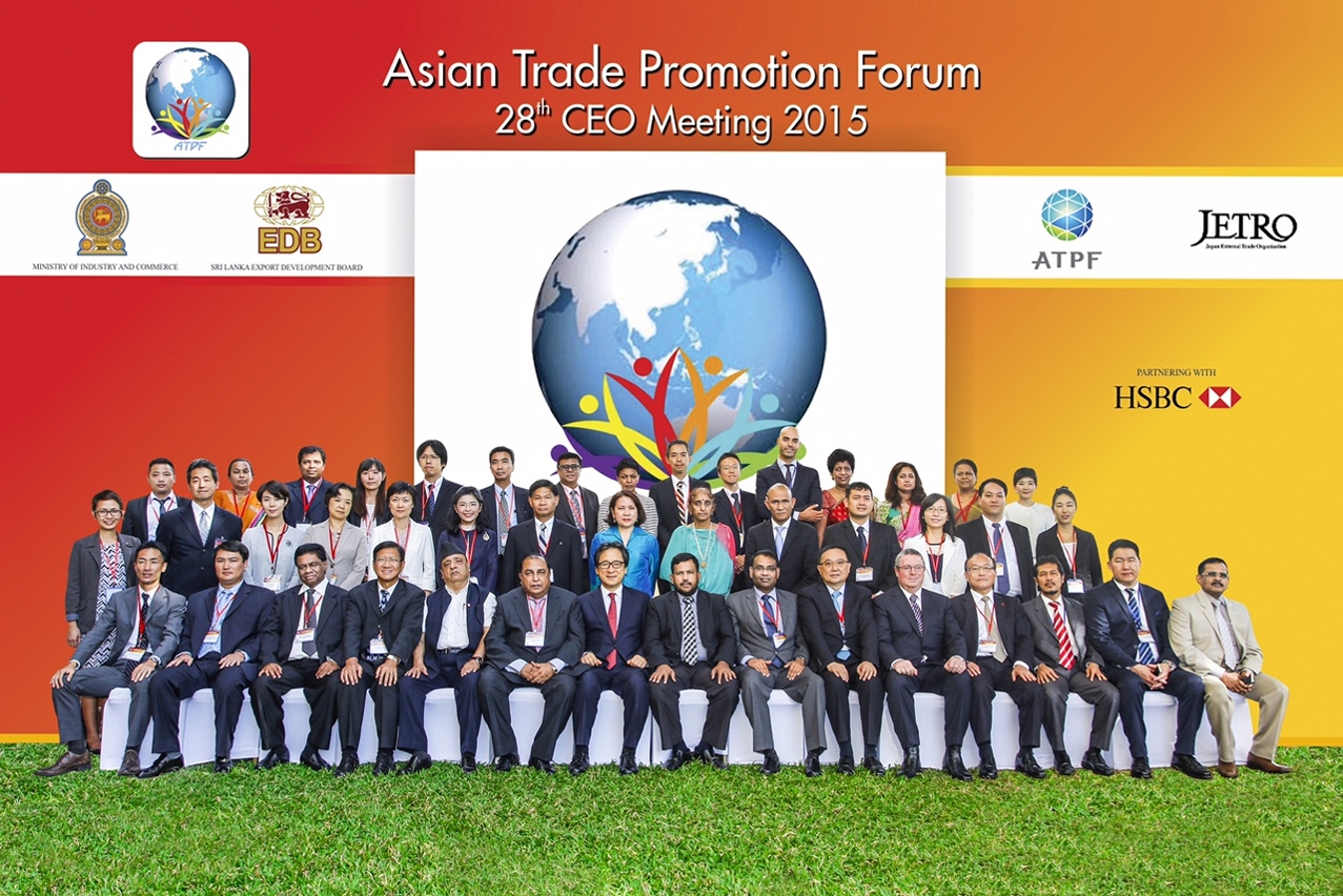 Fotografia de grupo dos representantes dos organismos de promoção do comércio das economias da Ásia que participaram na Reunião dos CEO’s do Asian Trade Promotion Forum.