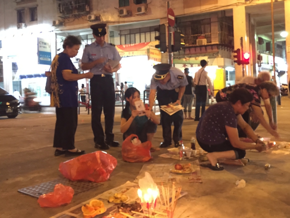於夜間居民祭祀時派員巡視及派發防火宣傳品2