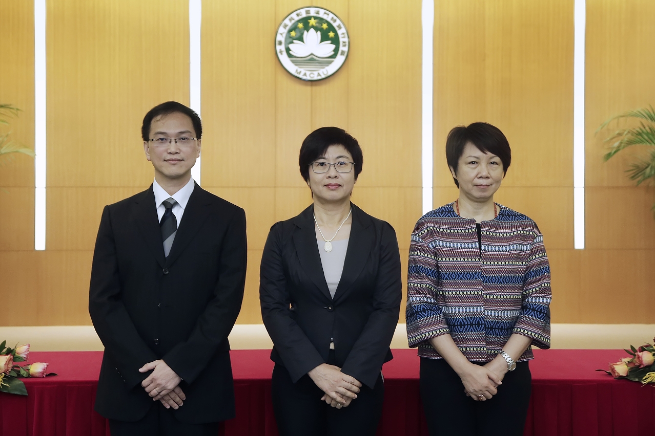 陳海帆司長(中)主持行政公職局局長高炳坤的就職