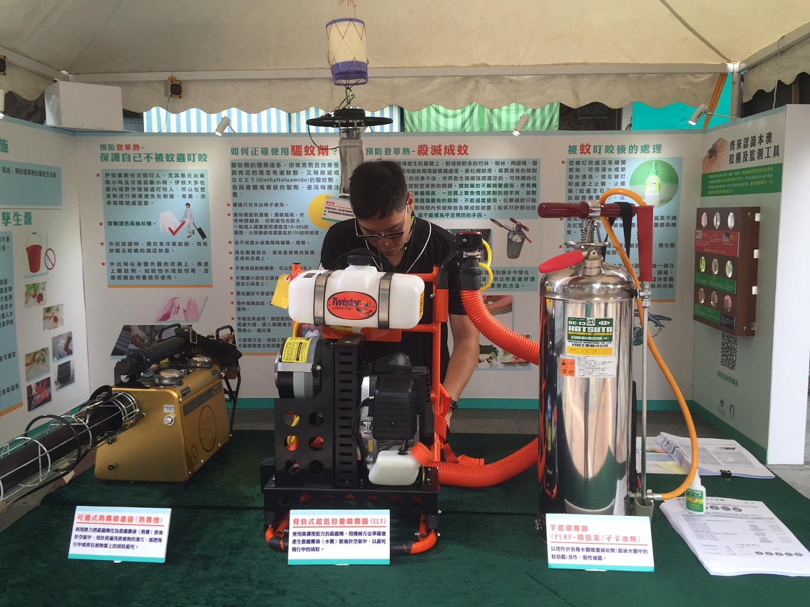 Exposição itinerante sobre a prevenção de Febre de Dengue demonstra ao público os equipamentos do governo para a extinção de mosquitos.