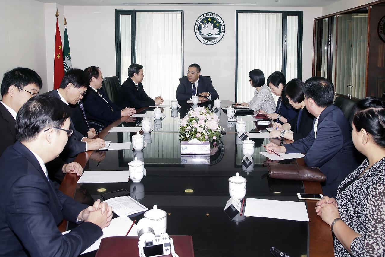 Chefe do Executivo encontra-se com o secretário da Associação para a Ciência e Tecnologia da China, Shang Yong