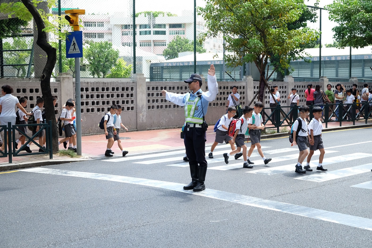 開課初期學童有序橫過馬路