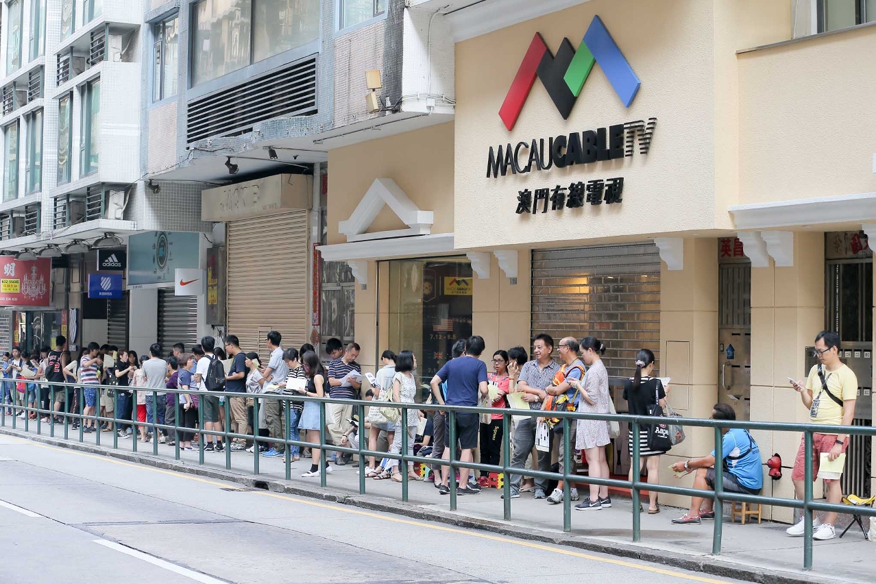 Numerosas pessoas formam fila para comprar bilhetes para o FIMM