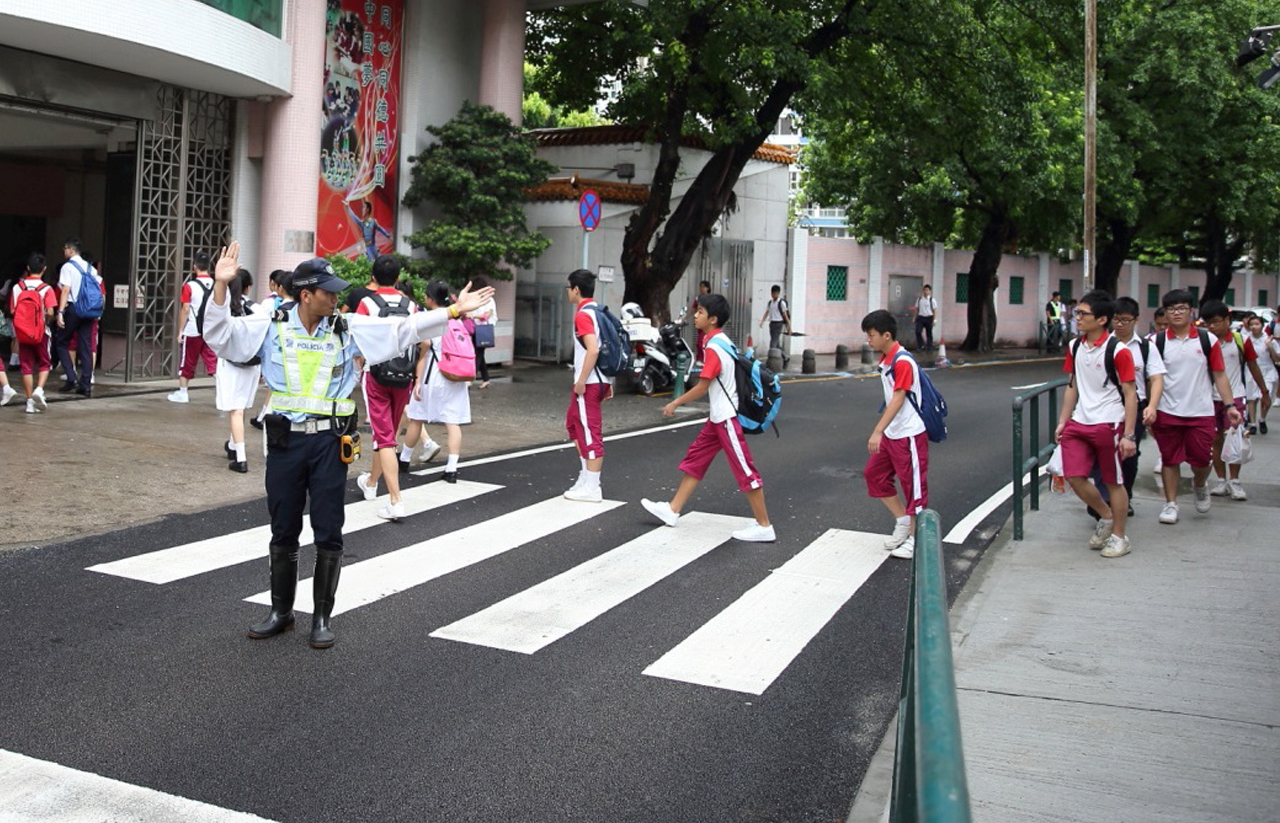 開課初期加派警員指揮交通