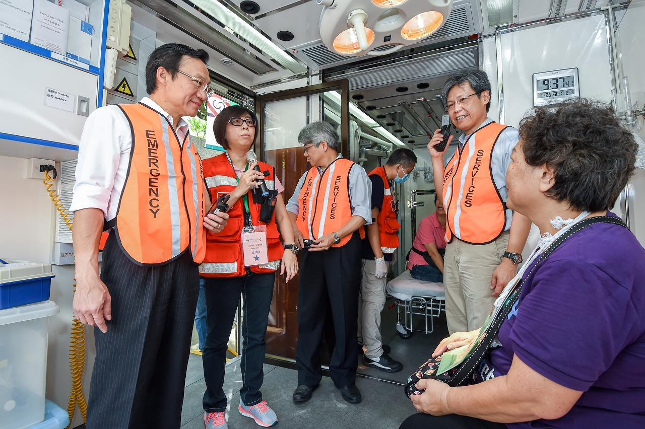 譚俊榮司長視察“流動緊急治療中心”多功能車處理輕傷者情況