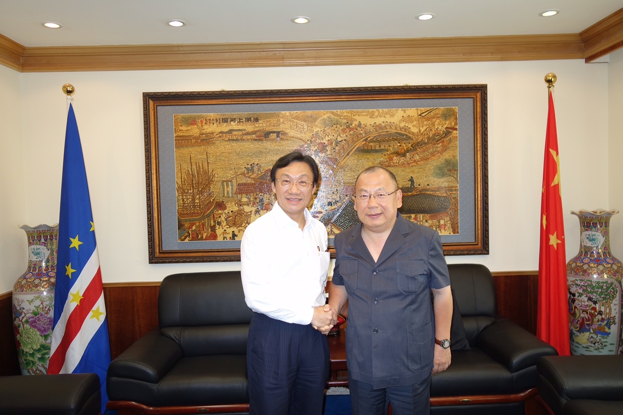 O Secretário para os Assuntos Sociais e Cultura, Doutor Alexis Tam, teve um encontro com o Embaixador da República Popular da China em Cabo Verde, Dr. Du Xiaocong.