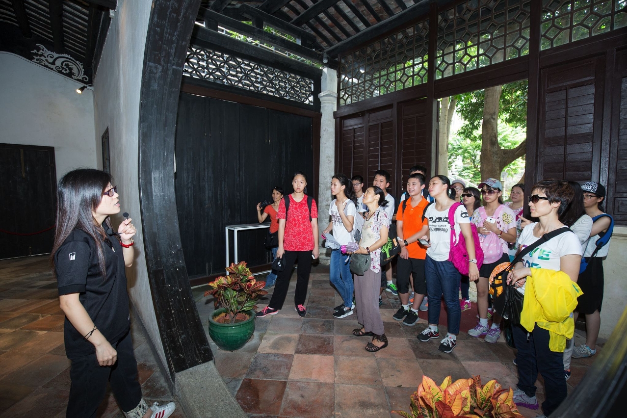 The tour starts at the A-Má Temple, continuing through the Lilau Square, Mandarin’s House and the St. Joseph’s Seminar and Church, ending at the Dom Pedro V Theatre.