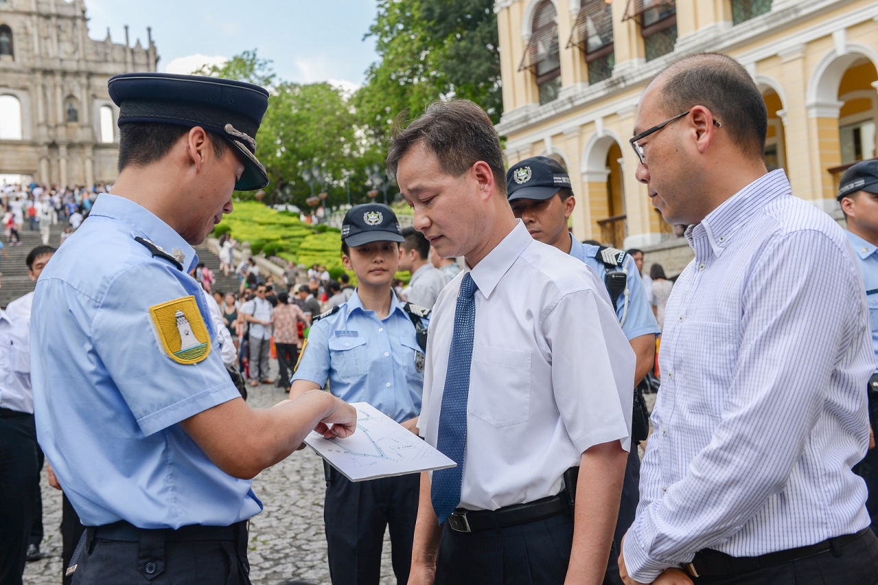 3.警察總局局長馬耀權聽取警員匯報人流管制措施情況