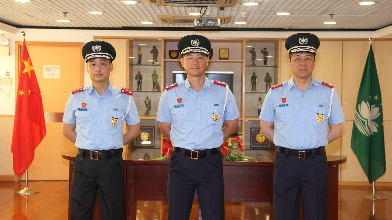 Fotografia conjunta dos o Comandante Leong Man Cheong (intermediario) e Os 2.os Comandantes Ng Kam Wa (esquerda) e Chan Man Tak (direito)
