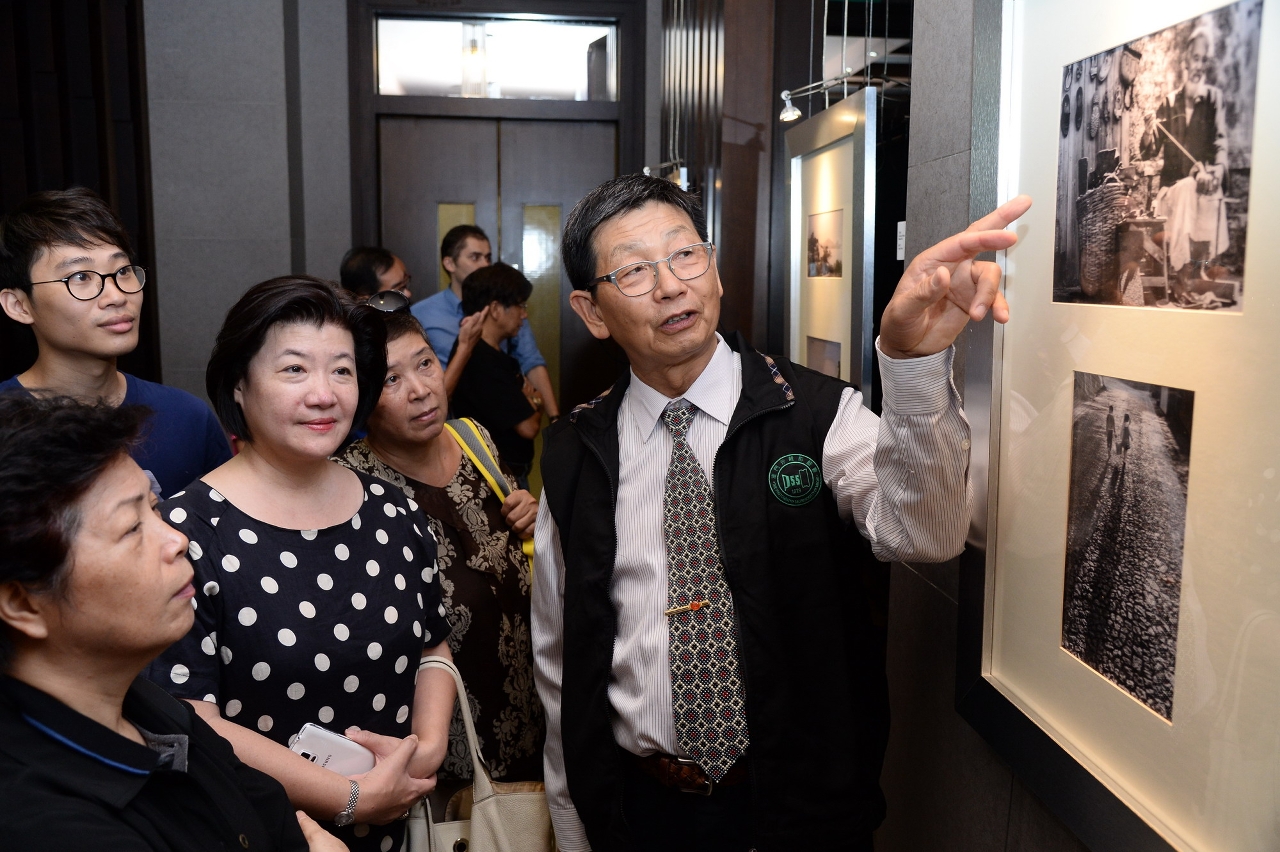 鄺耀林先生向嘉賓介紹相片