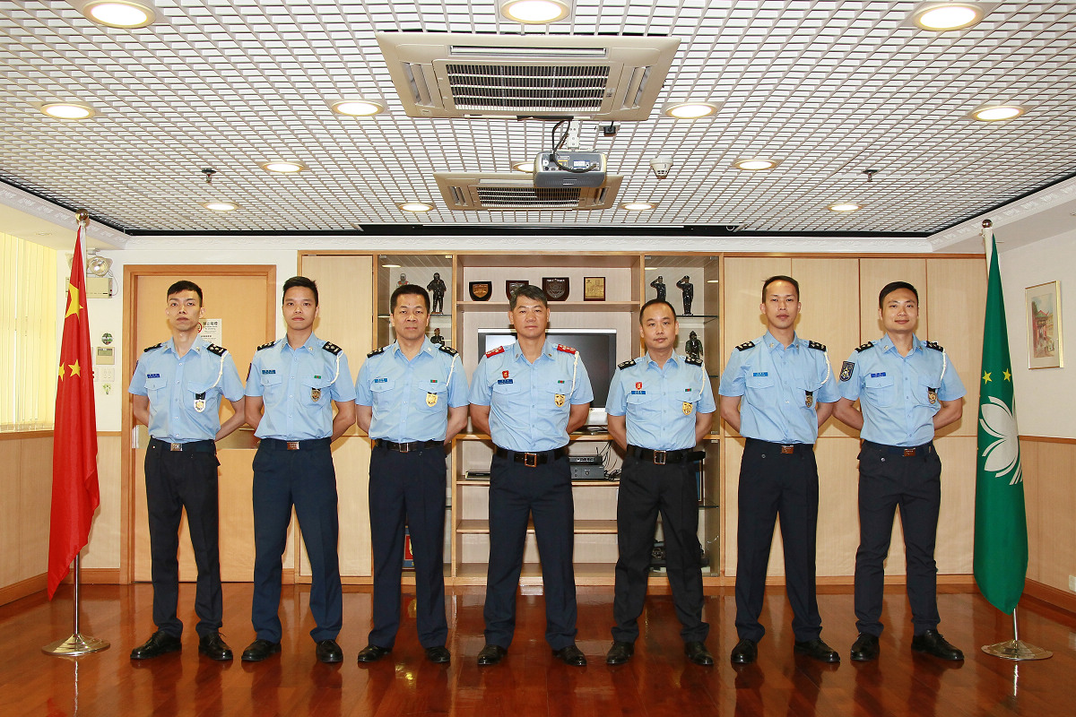 梁文昌局長與各警官合照