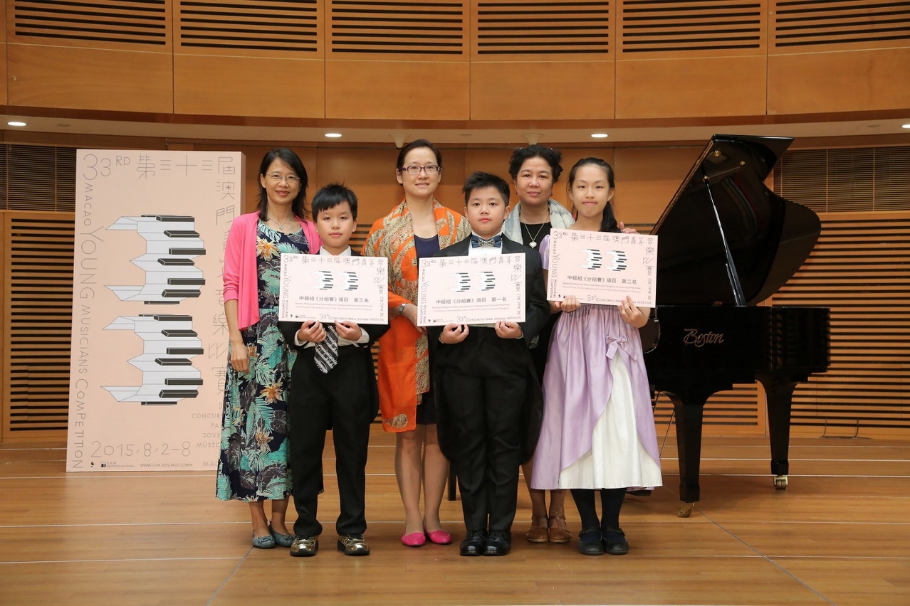 Os Júris e os vencedores dos 1º, 2º e 3º lugares da categoria Peça para Piano deCompositor de Macau de Nível Intermédio.