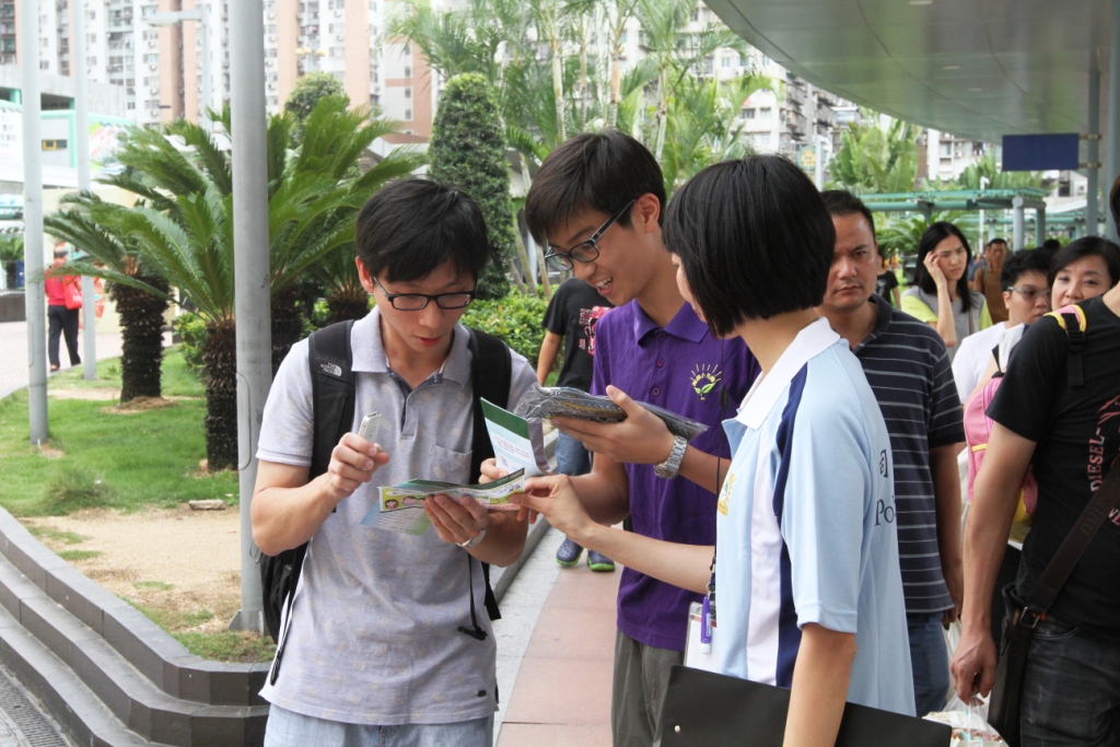市民耐心聆聽小先鋒學員介紹防毒資訊