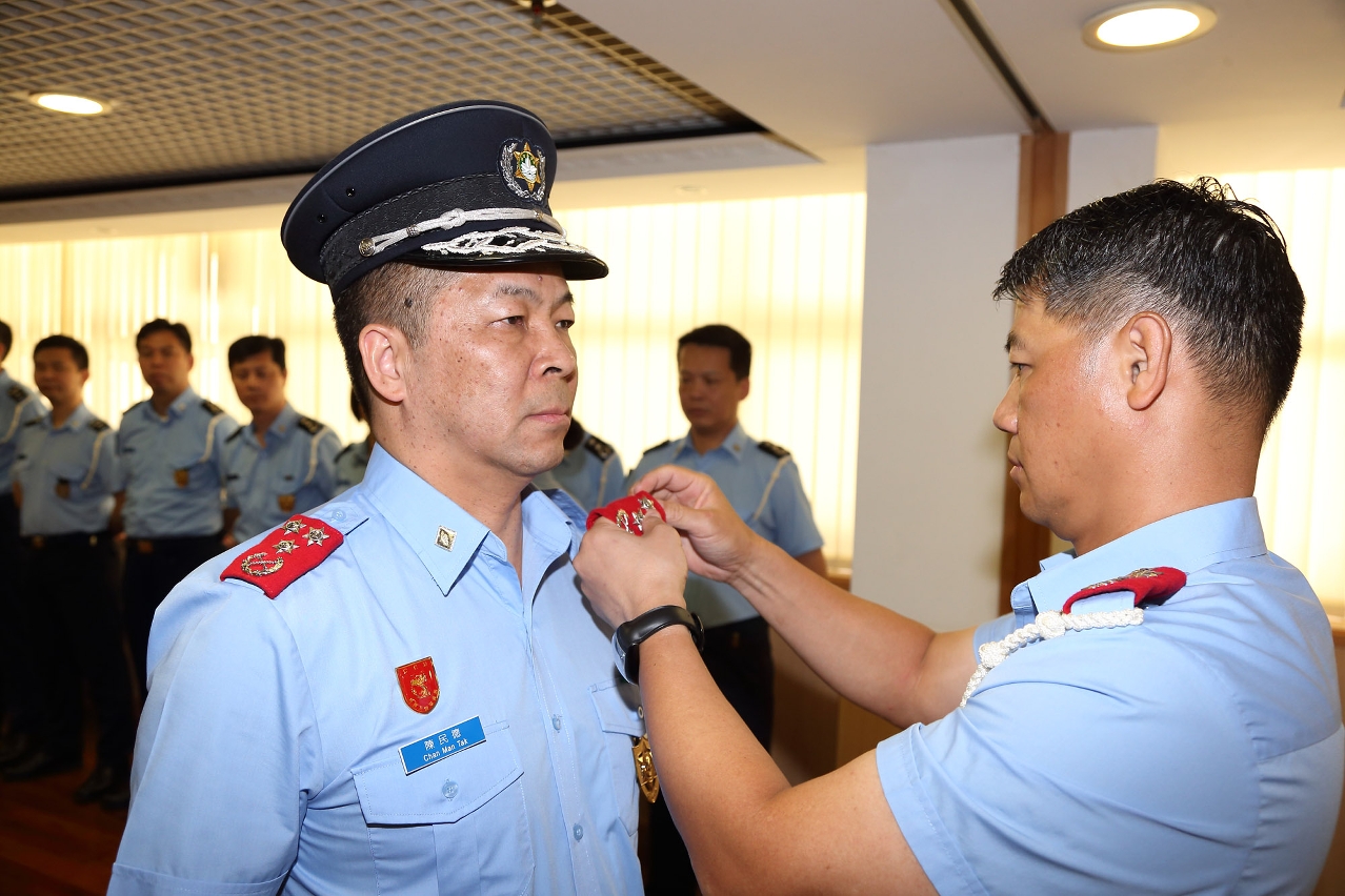 Colocação do distintivo de posto aos 2.o Comandantes Chan Man Tak pelo Comandante Leong Man Cheong