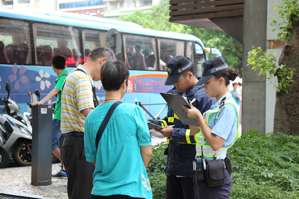 治安警檢控行人違章過馬路(3)