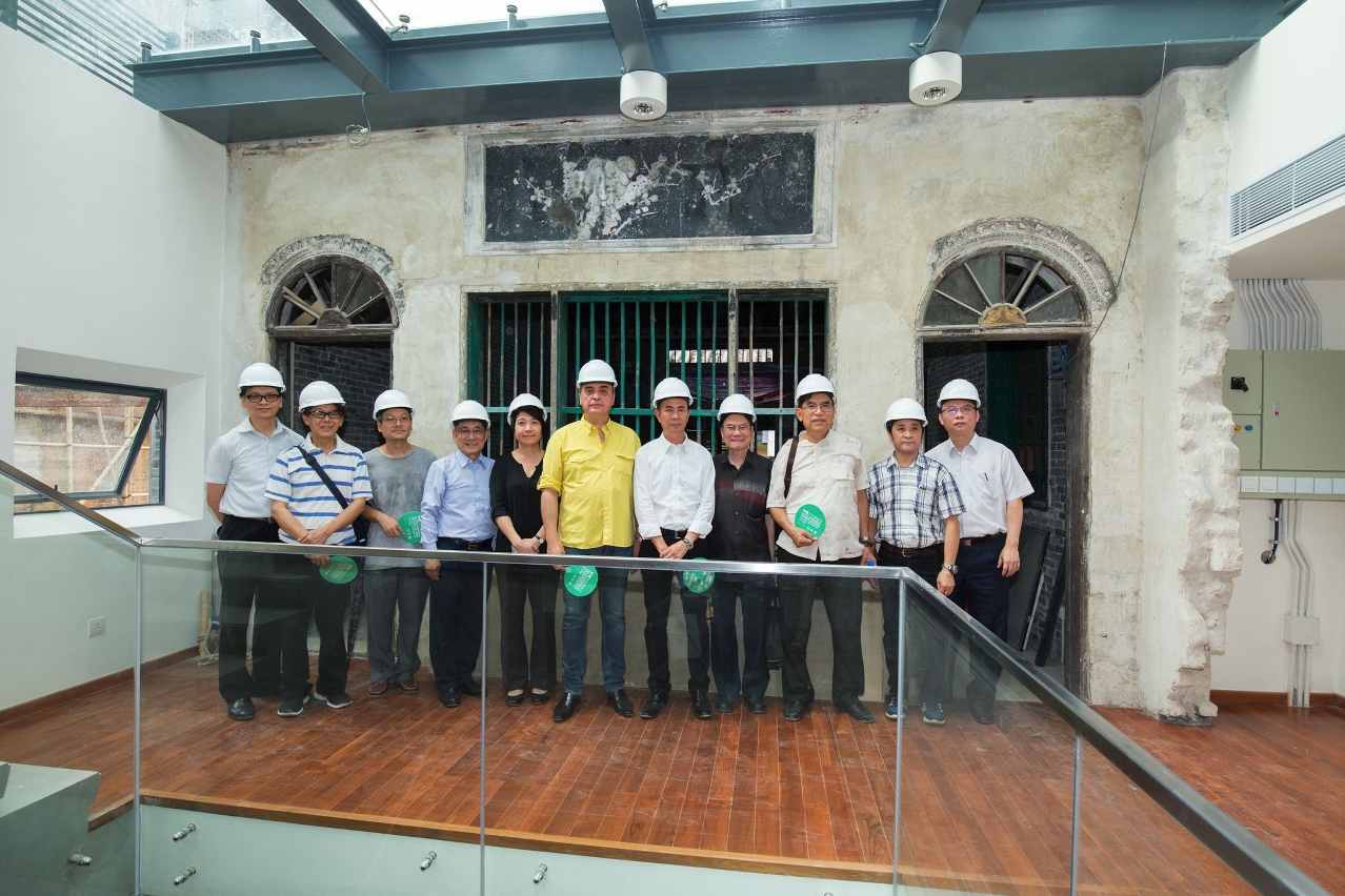 Visita de membros do Conselho do Património Cultural ao N.º 80 da Rua das Estalagens