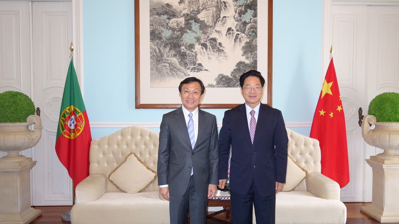 O Secretário para os Assuntos Sociais e Cultura, Doutor Alexis Tam, com o Embaixador da República Popular da China em Portugal, Dr. Huang Songfu.