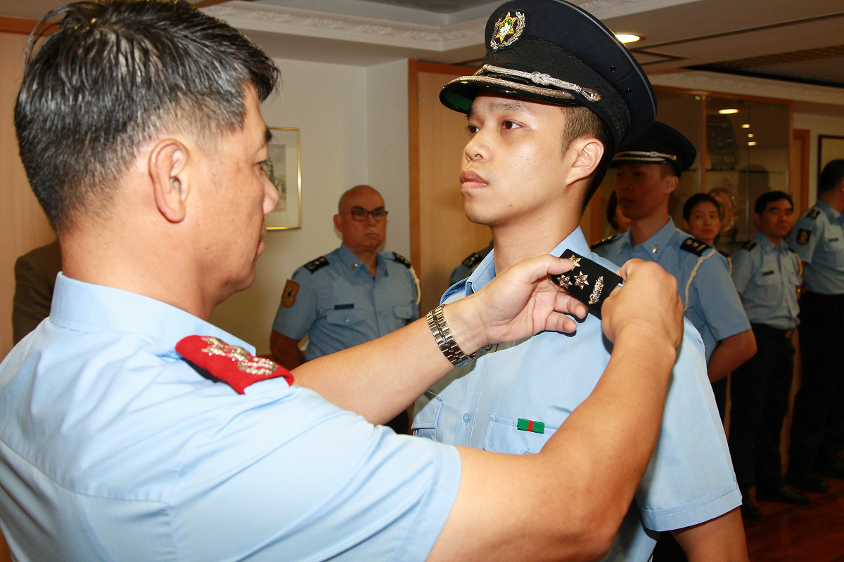 Colocação do distintivo de posto aos oficiais pelo Comandante