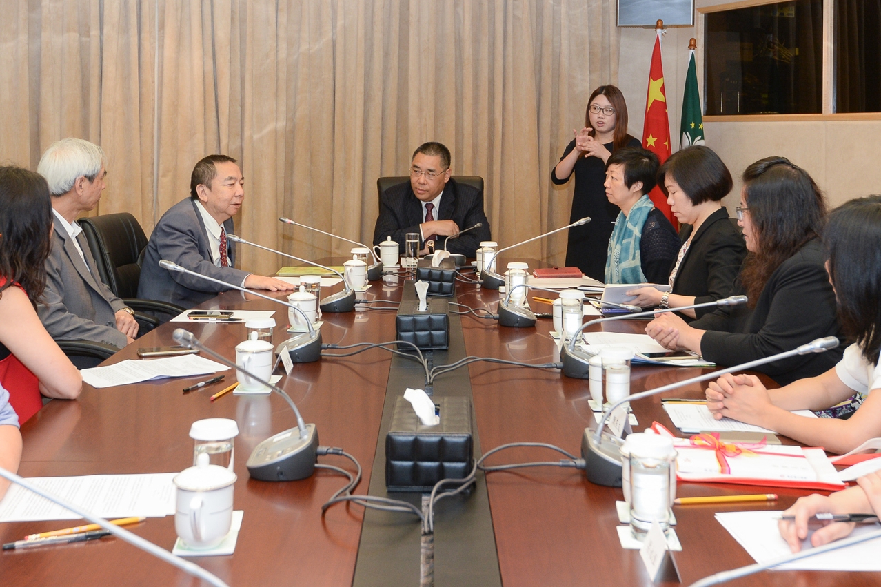 Encontro entre o Chefe do Executivo, Chui Sai On, e representantes da Associação de Surdos de Macau