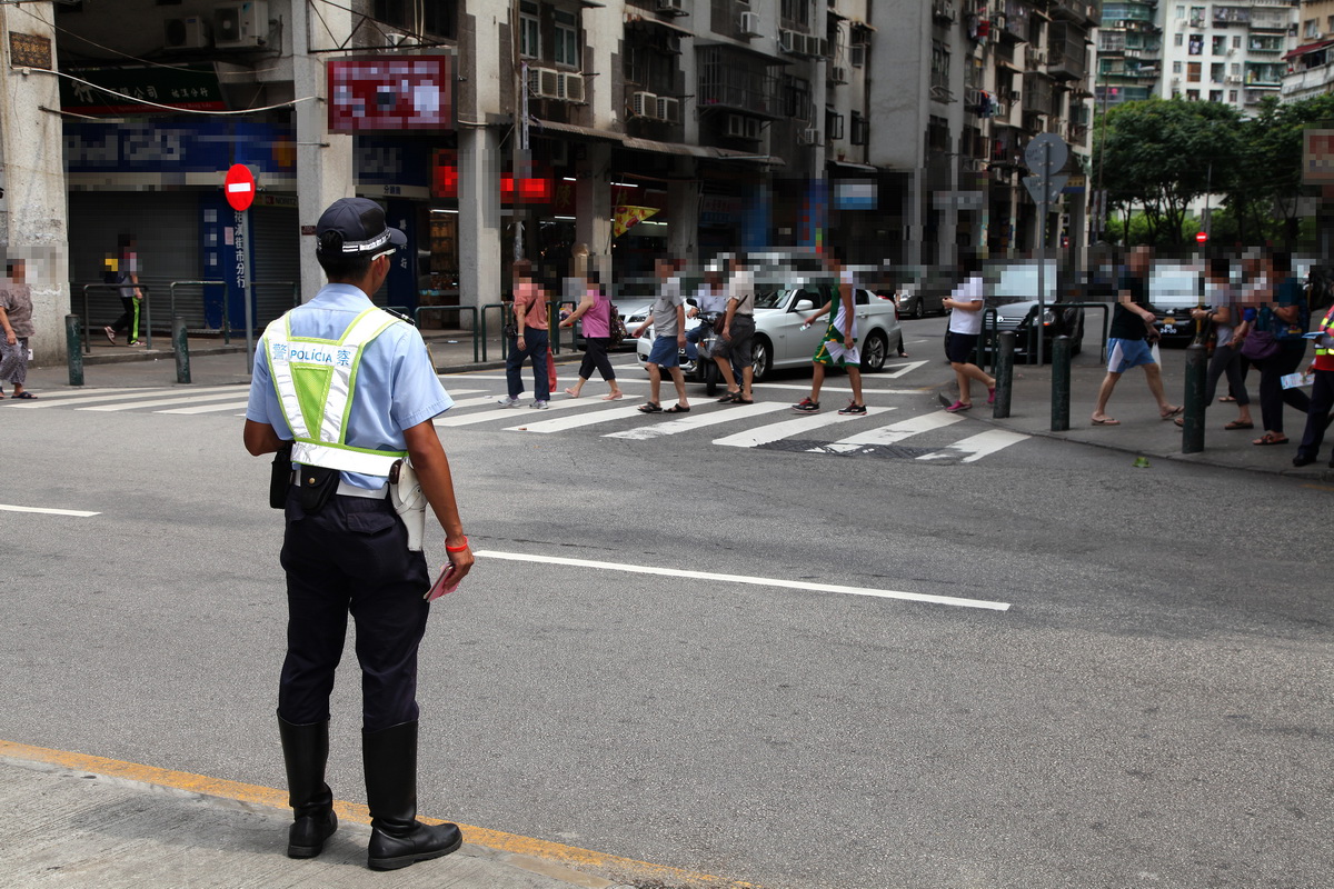 治安警檢控行人違章過馬路(5)