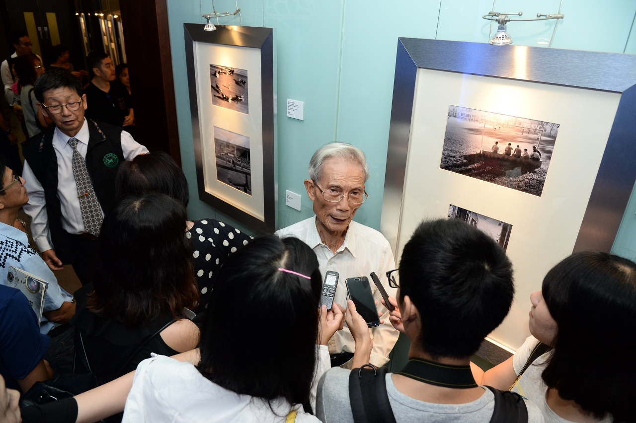 Mr. Ao Peng elaborating his photos for guests