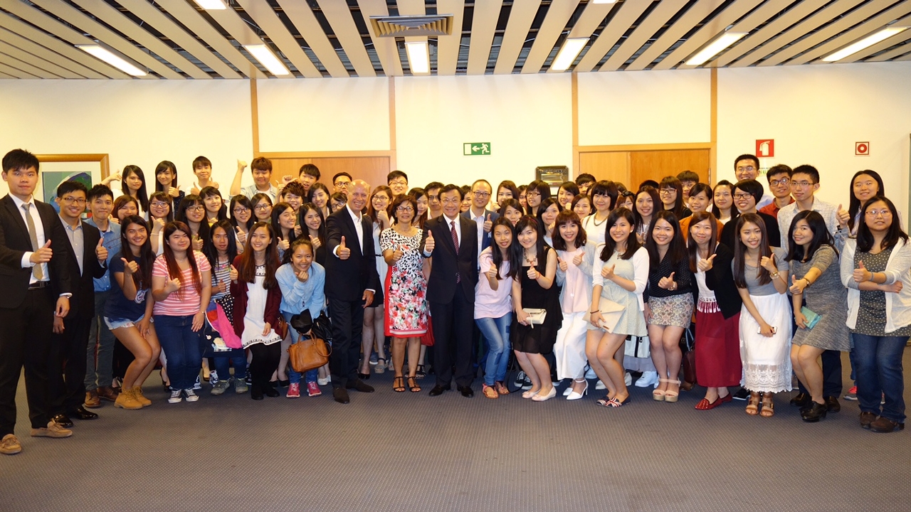 O Secretário para os Assuntos Sociais e Cultura, Doutor Alexis Tam, num jantar com os estudantes de Macau em Portugal