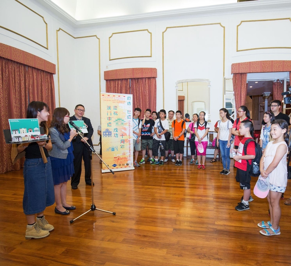 As turistas provenientes de Zhuhai da primeira vista foram bem acolhidas pelo IC e a Agência de Viagens e de Turismo Gray Line de Macau.