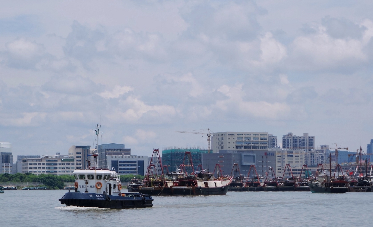 海事局船隻引領船離開內港錨地