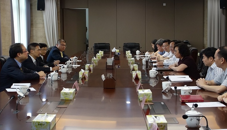 Comissário da Auditoria, Ho Veng On (segundo à esquerda), no encontro com a chefe do Departamento de Auditoria da Província de Guangdong, He Lijun (terceira à direita)