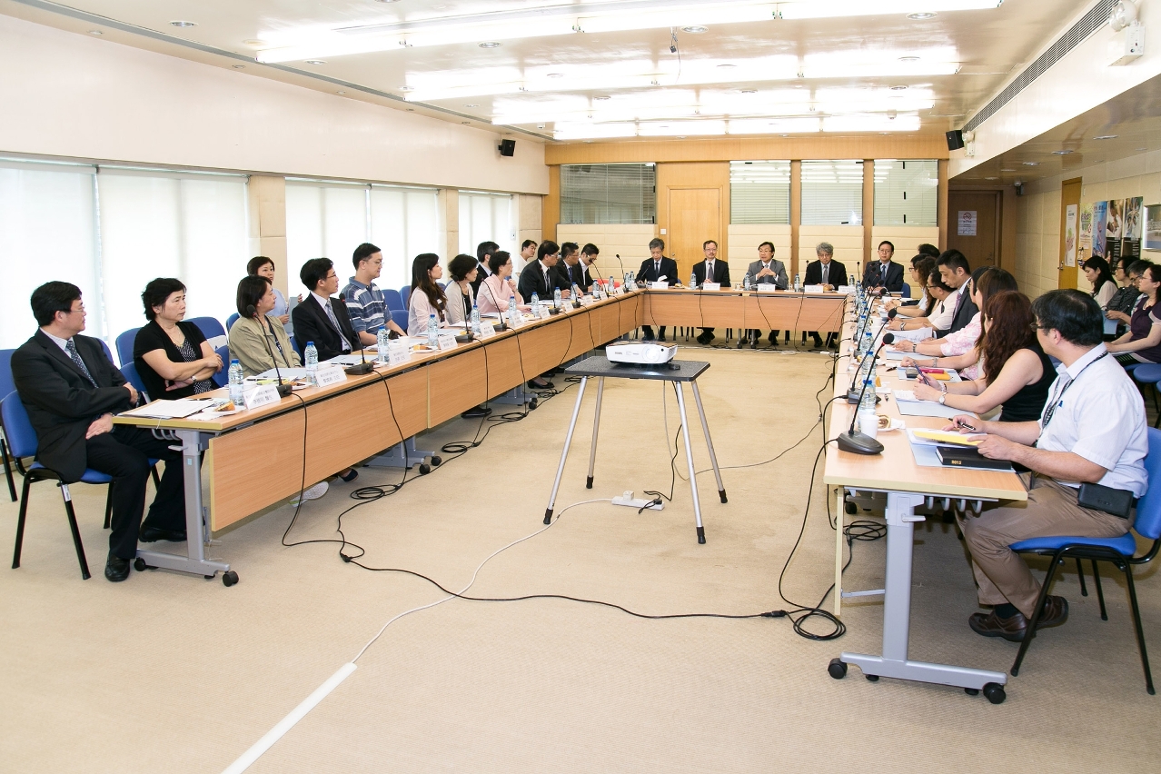 防治愛滋病委員會主席、社會文化司譚俊榮司長主持會議