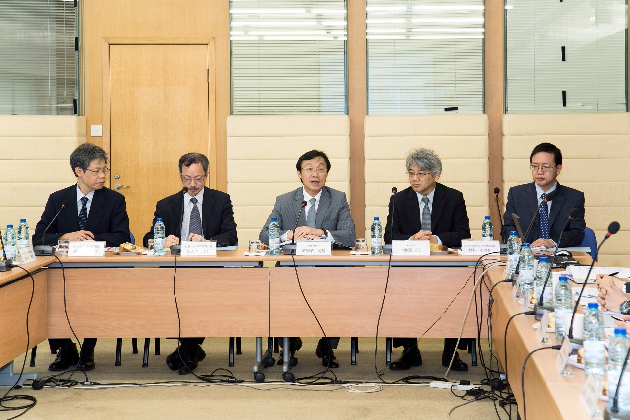 防治愛滋病委員會主席、社會文化司譚俊榮司長主持會議