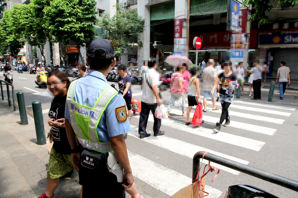 治安警檢控行人違章過馬路(4)