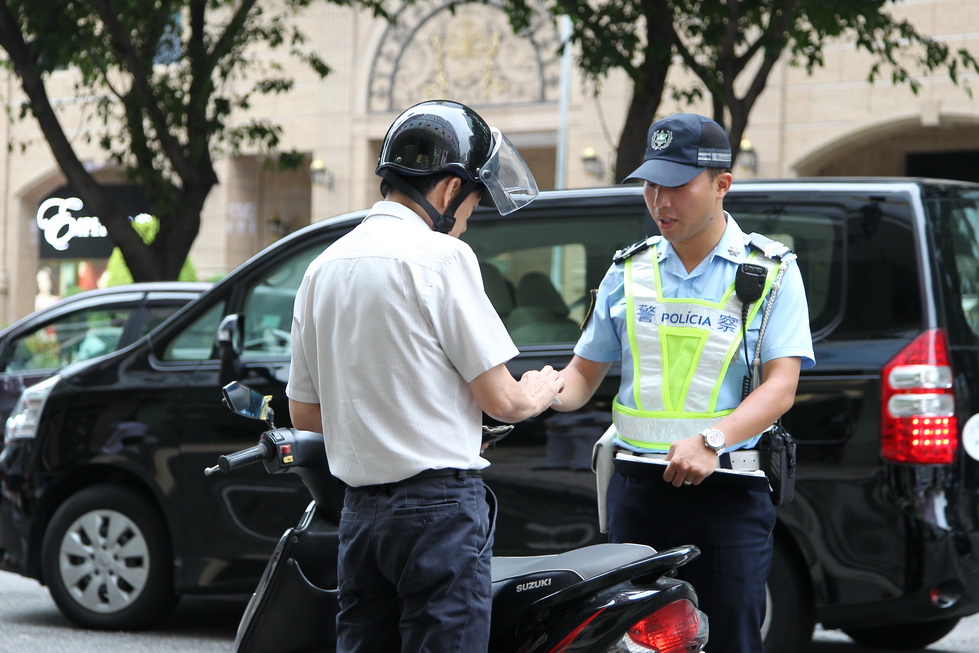 治安警檢控人行橫道沒有讓先之電單車