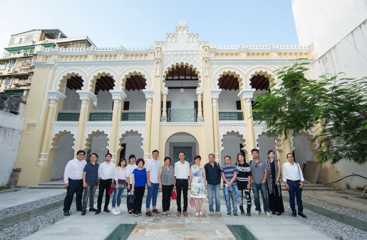 Imagem do Presidente do Instituto Cultural, Ung Vai Meng, e da Vice-Presidente da Associação Hó-Sông-I-T’óng de Macau, Ho Kuai Leng, com membros da indústria cinematográfica e audiovisual de Hong Kong e Macau.