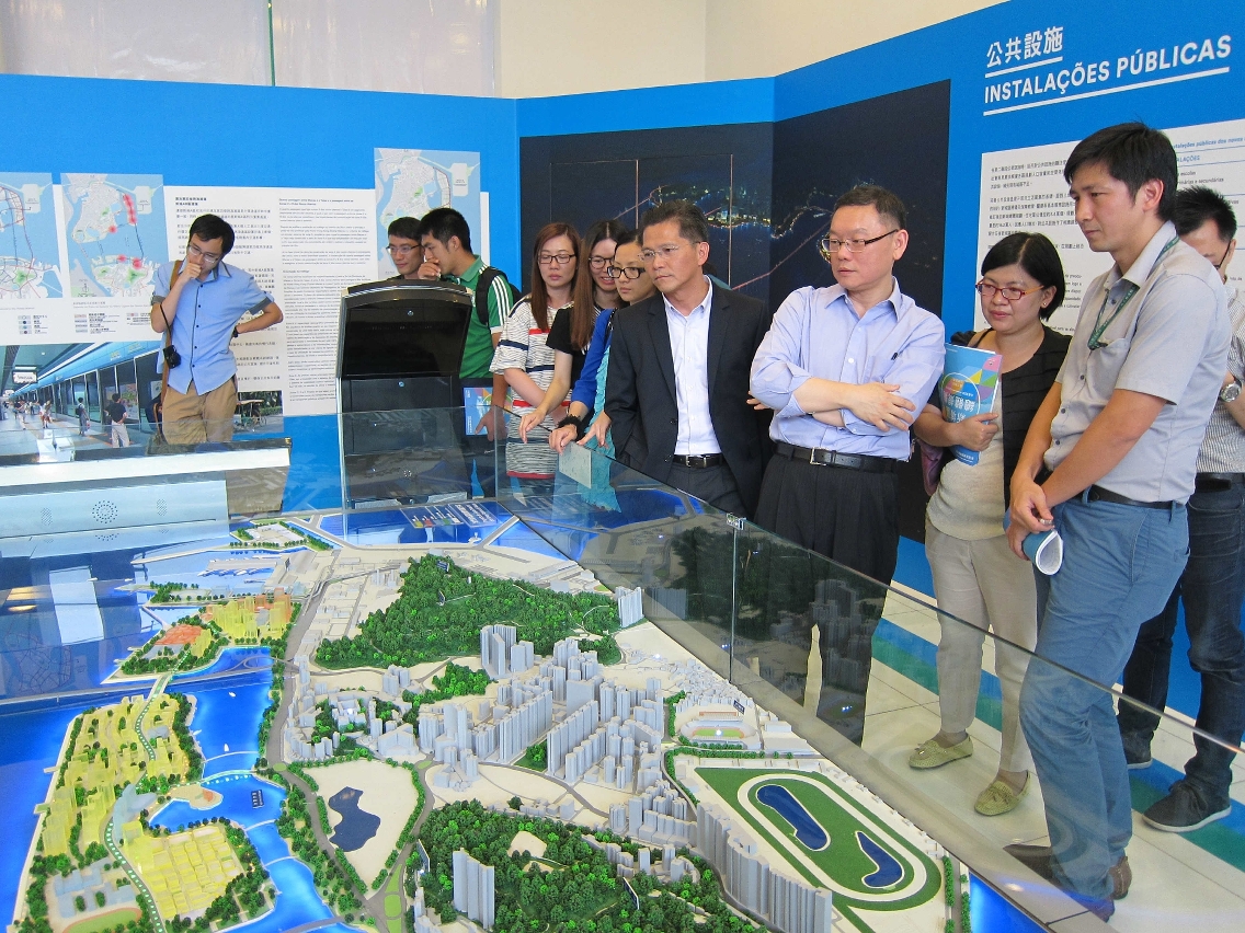 Visita feita pelos membros do Instituto de Planeamento Urbano de Macau à exposição