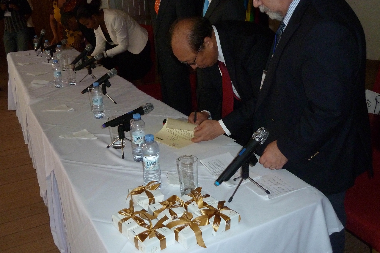 UM Rector Wei Zhao signs a collaboration agreement with Cape Verde Government